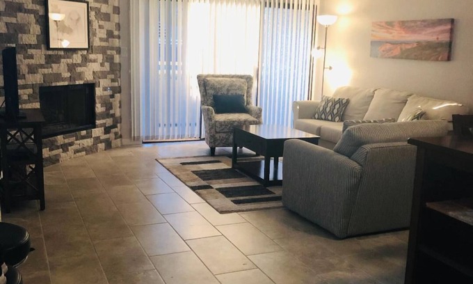 Spring Valley Condominio | ¡Condo recientemente remodelado a minutos de Strip! Acceso a nivel del suelo, sin escaleras!