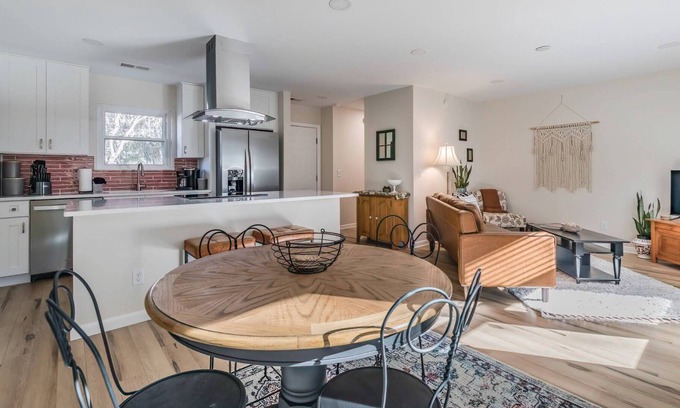Pigeon Point Casa | Remodeled Cottage-Close to Downtown Beaufort, Port Royal-Walk to Parks-Great for USMC Graduations