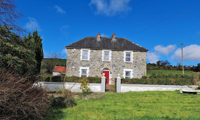 Broadford Otro | Remodeled country farmhouse near Lough Derg