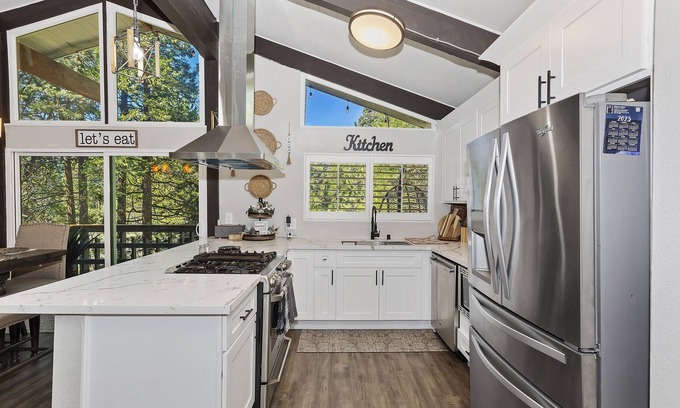 Twin Peaks Chalet De Esquí | Remodeled, Cozy Chalet w/ Hot Tub, fire pit & Central A/C & Heat