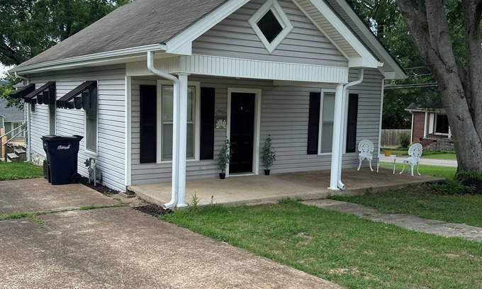 Batesville Casa | Remodeled cozy cottage in historic Batesville sleeps 4 - 2 bedrooms 2 bathrooms