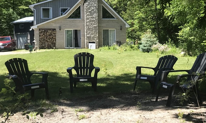 Meaford Cabaña | Remodeled cozy cottage, super close to lake (Dog-Friendly!)