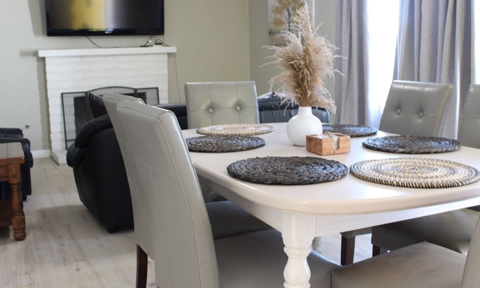 Santa Maria Casa | Remodeled cozy home - 2 mins from hospital and 15 mins from VAF base-