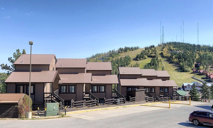 Lead Condominio | Remodelado totalmente amueblado condominio descalzo Resort en Terry Peak Ski Reifts!