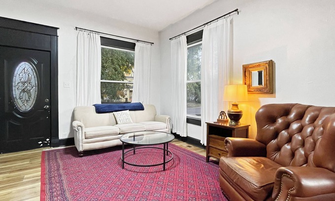 Des Moines Casa | Remodeled Gem-Blocks from Drake-Sleeps 7!