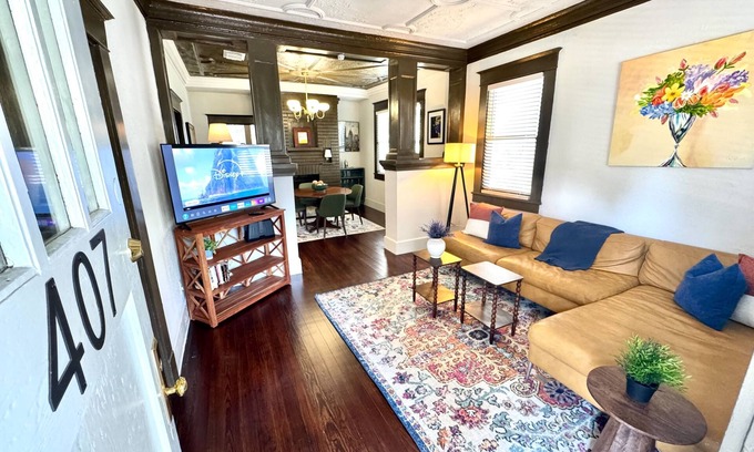 Greater Heights Casa | Remodeled historic 2/1 in the greater Heights. 27" Monitor/desk, and fenced.