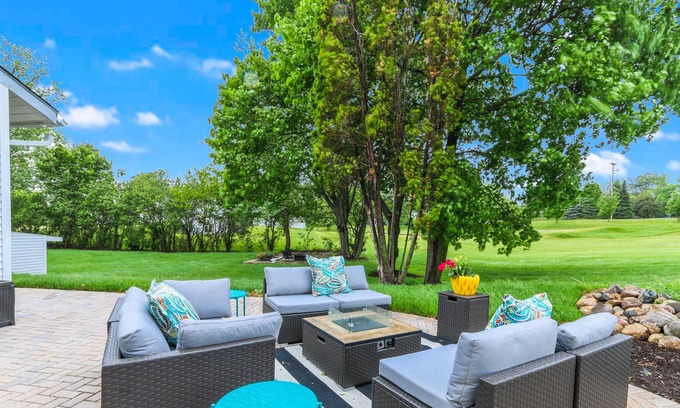 Fontana-on-Geneva Lake Casa | Remodeled Home|Country Club Estates|Golf Views|HotTub|BBQ