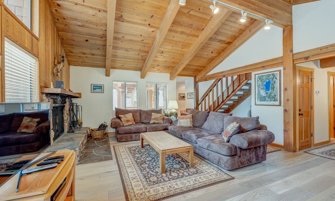 Truckee Chalet De Esquí | casa remodelada w / bañera de hidromasaje privada, piscinas comunes y un servicio de transporte gratuito al esquí!