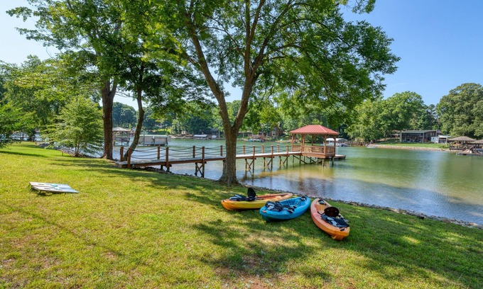 Lake Norman of Catawba Casa | Remodeled Lake Norman house on quiet, deep water cove