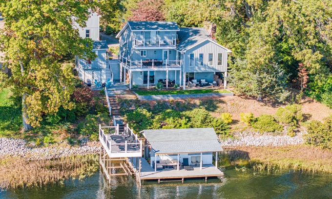 Henrico Casa | Remodeled Lake Retreat w/ expansive main lake views with amazing amenities!