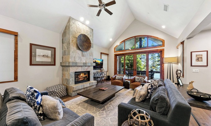 Sierra Shores Condominio | Remodeled Lakefront Elegance- Views, Hot Tub, Walk to Everything PEAK #6