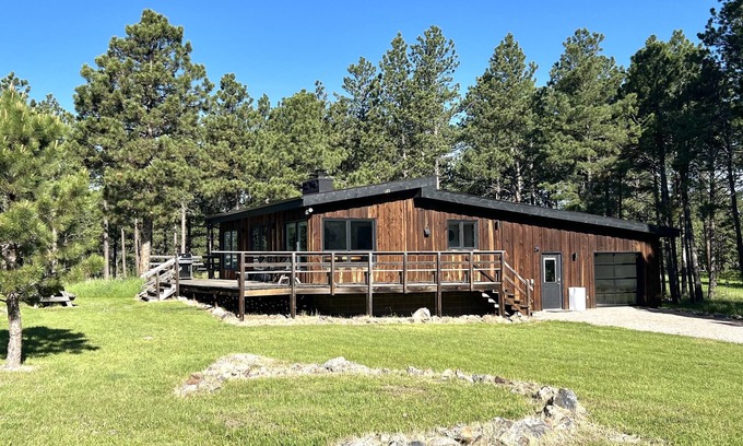 Rapid City Cabina | Remodeled modern hermits cabin