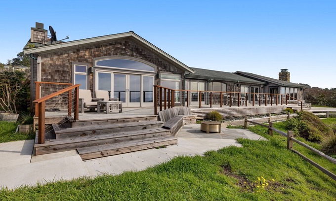 Mendocino Casa | Remodeled oceanfront home with ocean views, fireplace, jetted tub, washer/dryer