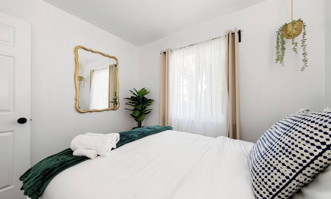 Sacramento Casa | Remodeled Retreat Near Hospital w/ Tranquil Yard