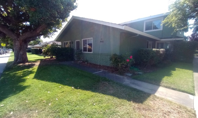 Capitola Condominio | Remodeled Single Story condo near Capitola Village