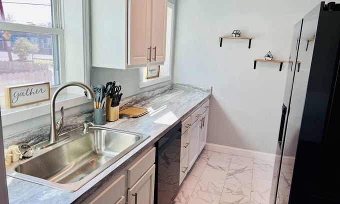 Dunbar Apartamento | Remodeled townhouse - 5 mins from Shawnee Sports Complex!