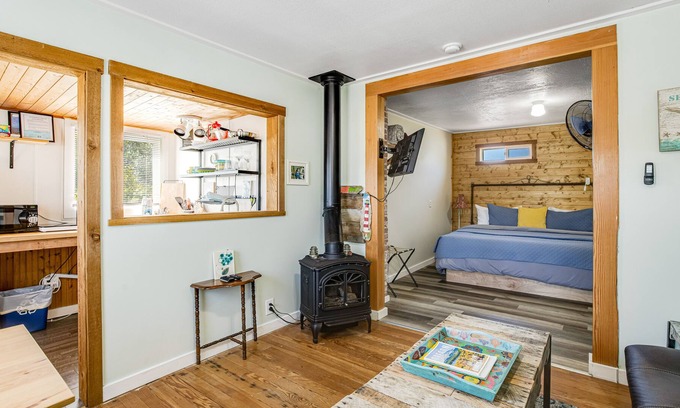Seaside Cabaña | Remodeled & Updated Cottage near the Beach w/Gas Fireplace, Free WiFi, Cable