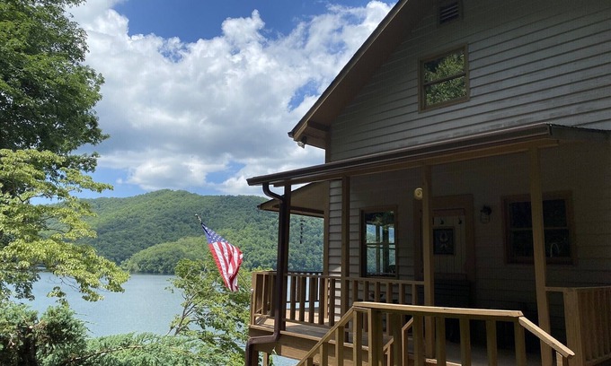 Topton Casa | Hermosa casa frente al mar con muelle privado en el lago Nantahala