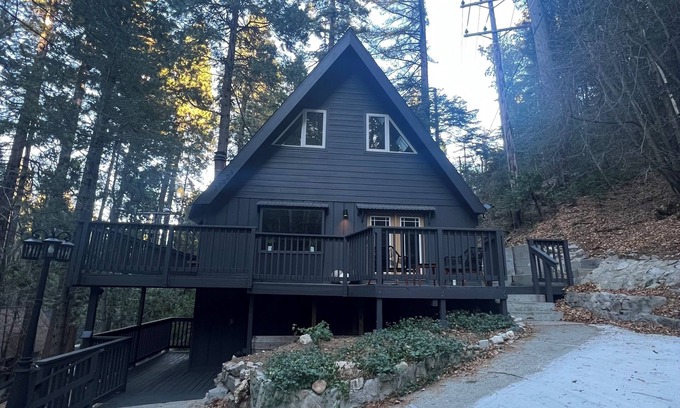 Blue Jay Cabina | Remodeled Lux Black Cabin in Lake Arrowhead W/ Full Studio. 3 min to the Lake.