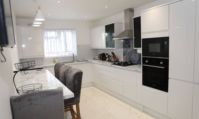 London Borough of Bromley Casa | Remodelled Stylish 3 bed-3 bath in Orpington with garden. 10 mins to Bromley