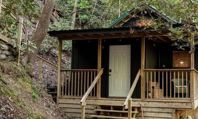 Clayton Cabina | Remote cabin with creek and waterfall views 10 min from town