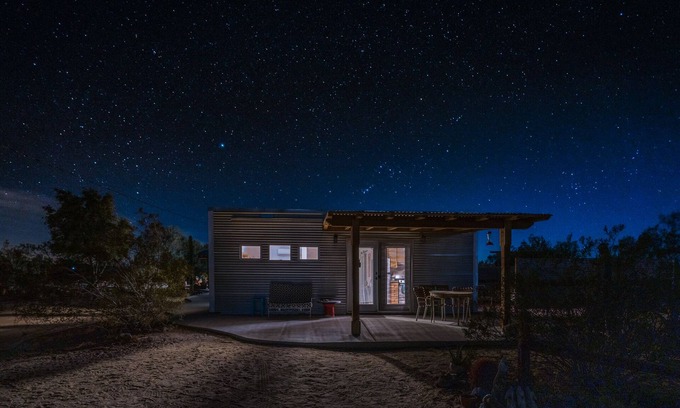 Twentynine Palms Casa | Bungalow en el desierto privado para DOS w / ducha al aire libre / Se aceptan mascotas