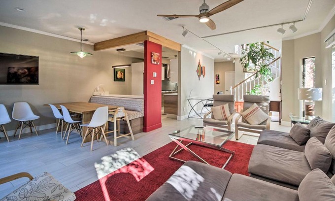 Boulevard Oaks Casa | Remote-Work Friendly Houston Home with Backyard!