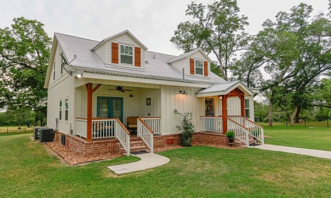 Schulenburg Casa | Ren Farmhouse! 17 acres | Game Barn! | 10 mi to Wed Venues!