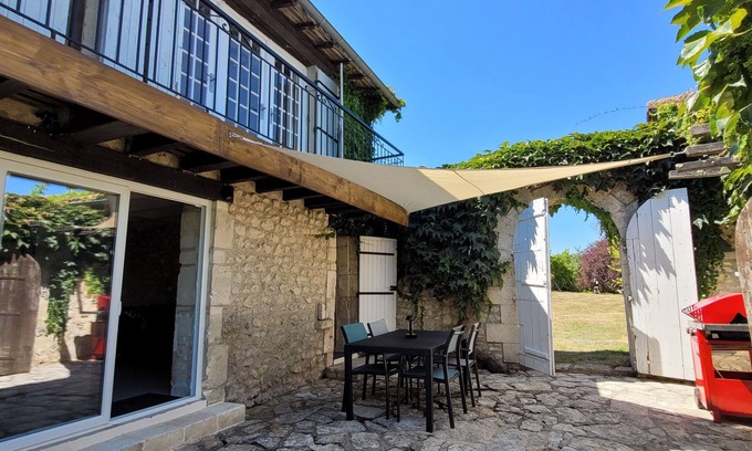 Saint-Martial-Viveyrol Cabaña | Renovated Cottage with two bedrooms and shared swimming pool