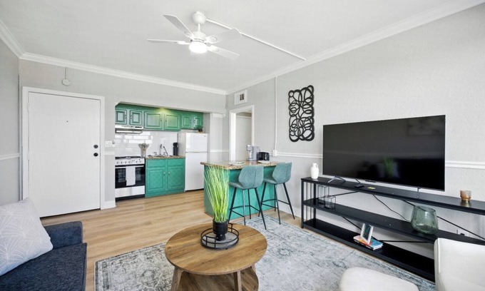 Downtown Jacksonville Apartamento | Renovated 16th-Floor 1BR Skyline Views+Prime Location