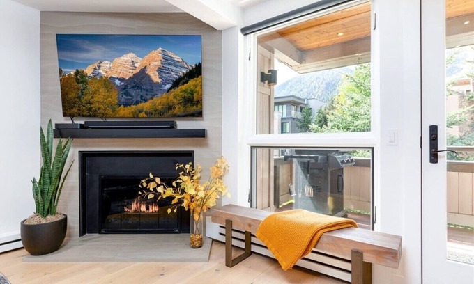 Aspen Apartamento | Renovated 2/2 with AC 1 Block to Farmers Market!