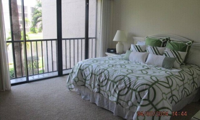 Sanibel Condominio | Recientemente renovado, 2 + BR + DEN / 2 baños condominio / Vista al Golfo, R202 GRANDES OPINIONES / Reloj de sol