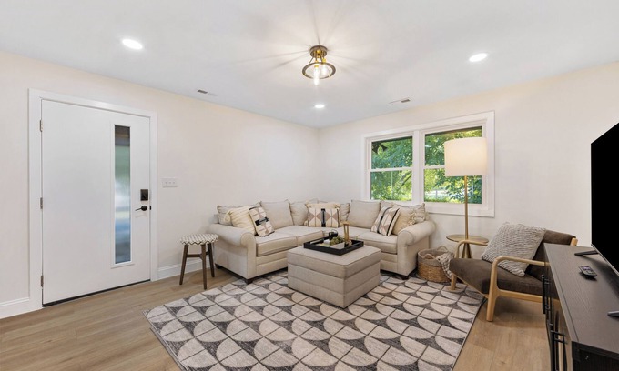 North Charlotte Casa | {Renovated 2BR in CLT – Where Location, Comfort & Mild Bragging Rights Collide}