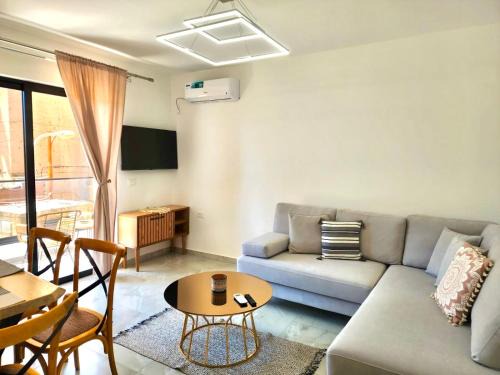 Qender Apartamento | Renovated 2BR Retreat Near the Beach