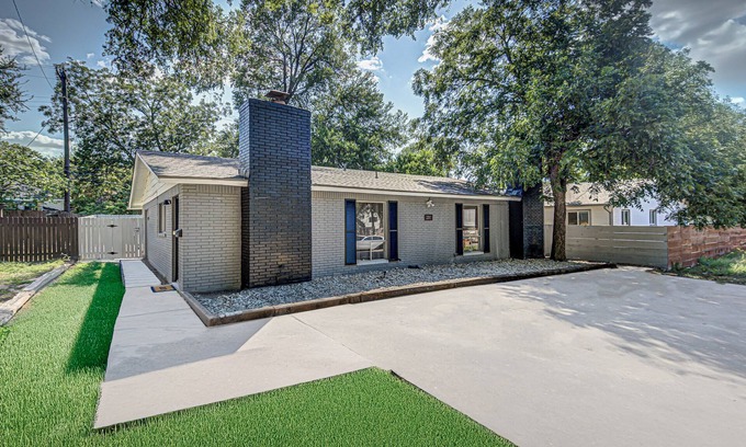Barton Hills Casa | Renovated 4 BDRM Duplex w/POOL Prime Location on S Lamar
