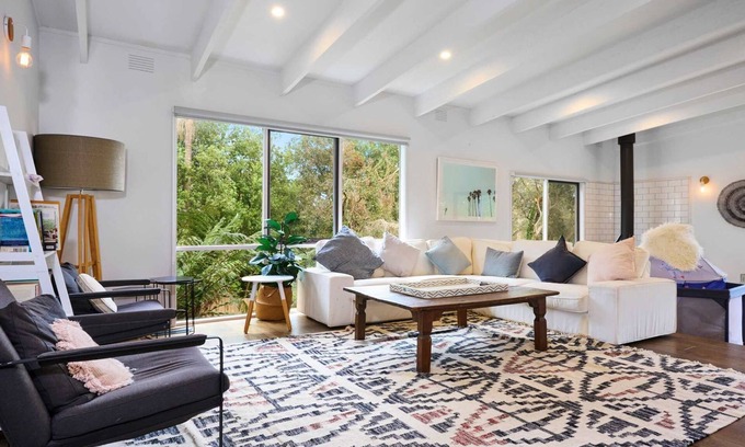 Red Hill Casa | Renovated 5 Bedroom Retreat with Deck Fireplace