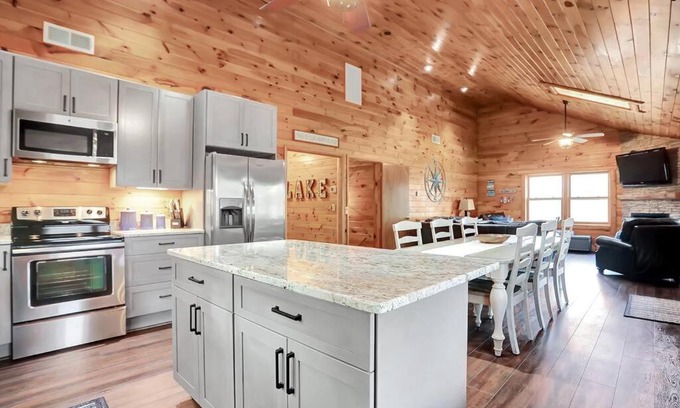 McHenry Casa | Renovated*5 Minutes to Wisp*Fast Wi-Fi*Hot Tub