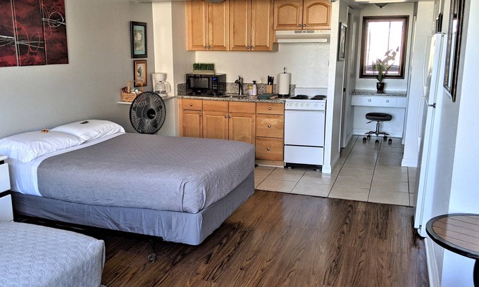 McCully - Moiliili Hotel | Habitaciones de estudio contiguas recientemente renovadas para hasta siete personas en Waikiki