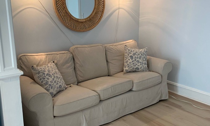North Wildwood Apartamento | Renovated Adorable Beach Apartment! 2 Blocks from the Beach!