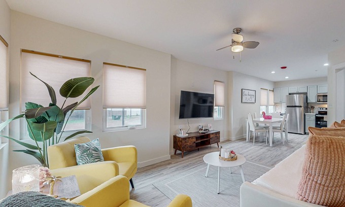 Del Mar Apartamento | Renovated apartment with full kitchen, WIFI and close to beach