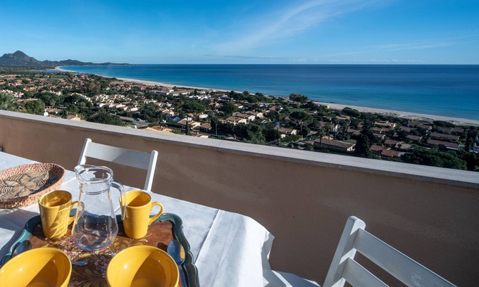 Costa Rei Apartamento | Apartamento reformado en Costa Rei con espléndidas vistas de la costa.