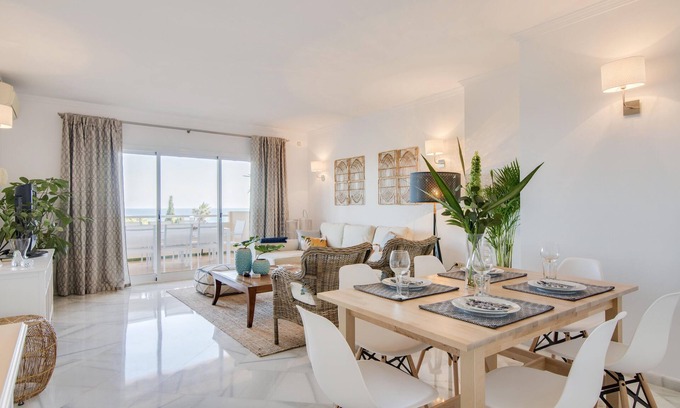 Urbanizacion Pinos Verdes Apartamento | Apartamento reformado con vistas al mar cerca de la playa, restaurantes y tiendas.