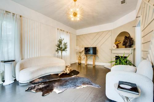 Pittsburgh Casa | Renovated ATL Home 2 Mi to Mercedes-Benz Stadium!