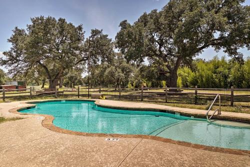 Austin Apartamento | Renovated Austin Apt with Pool at Stunt Ranch!