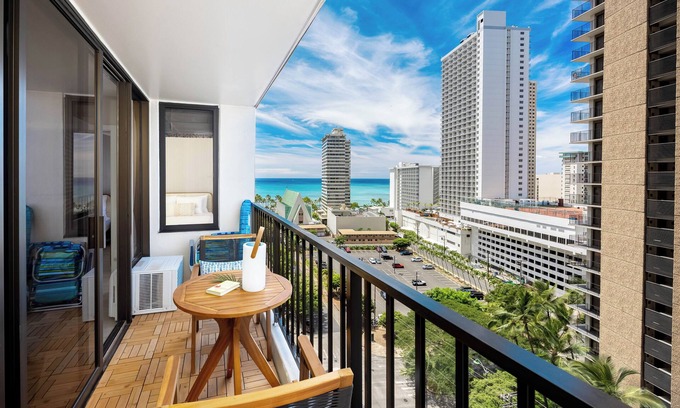 Waikiki Condominio | Renovated Boutique-Style Ocean View Condo w/Parking - Secret Door Surprise!