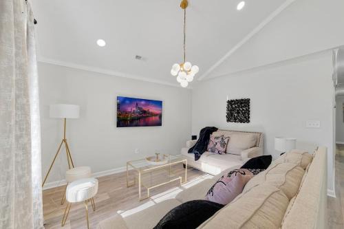 Downtown Casa | Renovated bungalow in DT Raleigh w firepit & king bed