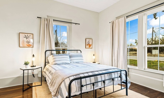 Weatherford Casa | Renovated Bungalow - Downtown - HOT TUB -Dreamy Clawfoot tub! LUXURY!