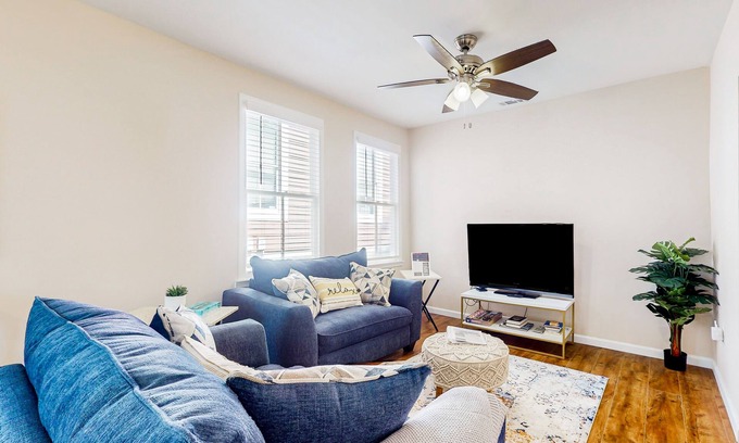 Dixon Park Casa | Renovated bungalow with central AC, W/D, & modern kitchen, Free Wifi