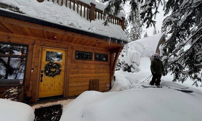 Silver Star Mountain Cabina | Renovated 2 bedroom cabin - amazing location, private hot tub, laundry, storage