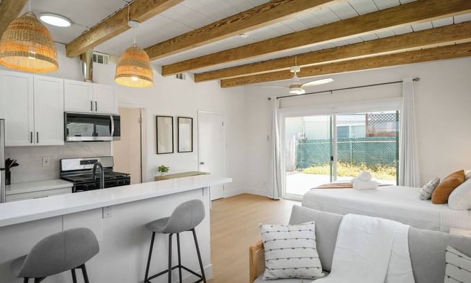 Talmadge Apartamento | Renovated Cali chic studio w/ AC